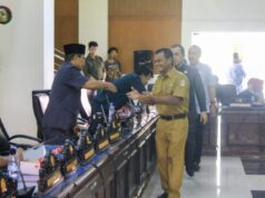 Asisten II Ir. Lewis Hadiri Rapat Paripurna DPRD Parimo
