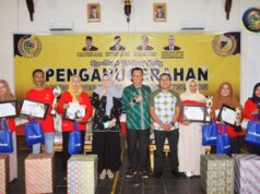 Mewakili Pj. Bupati, Staf Ahli Ekbang Dan Kesra Mawardin Serahkan Penghargaan Kepada Pelaku Inovasi Produk dan Teknologi