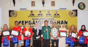 Mewakili Pj. Bupati, Staf Ahli Ekbang Dan Kesra Mawardin Serahkan Penghargaan Kepada Pelaku Inovasi Produk dan Teknologi